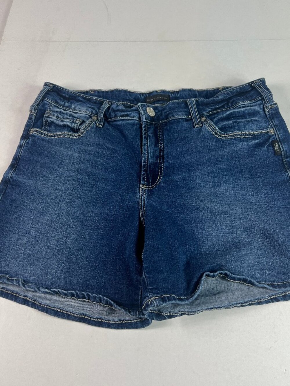 Silver Jean Shorts Women's 34* Elyse Mid Rise Blue Faded Denim Jorts Tag 33